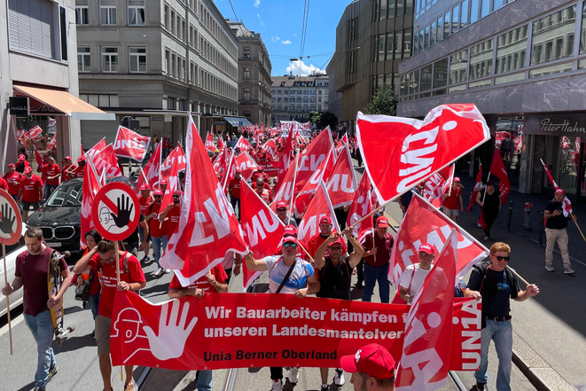 Più di 15'000 edili combattivi manifestano a Zurigo