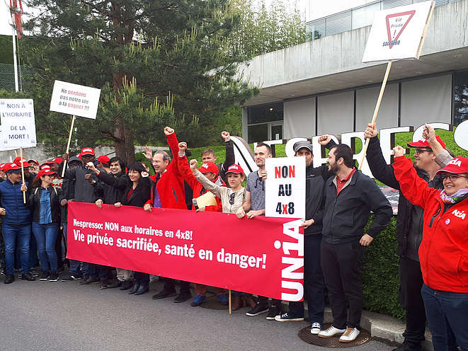 Plus de 50 personnes manifestent devant le siège de Nespresso à Lausanne.