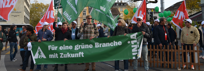 Demonstrierende mit einem Transparent mit der Aufschrift: "Für eine grüne Branche mit Zukunft"