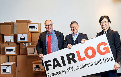 Pancarte FAIRLOG portée par trois présidents de syndicats suisses
