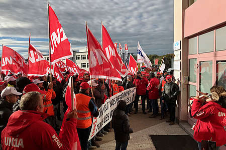 Auch die Bauarbeiter in Freiburg legen ihre Arbeit für einen Protesttag nieder.