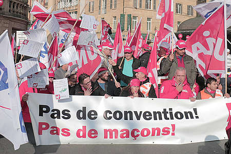 500 lavoratori edili si sono riuniti a Neuchâtel per difendere il pensionamento a 60 anni