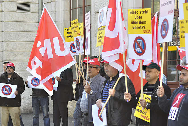 Taxifahrer demonstrieren für die Sozialleistungen von Uber-Angestellten