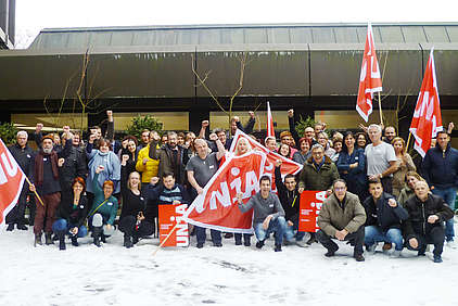 Die Teilnehmenden der Unia-DV des Sektors Tertiär auf der Terrasse der Unia Zentrale in Bern