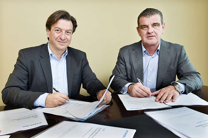 Corado Pardini und Peter Spuhler unterzeichnen den GAV