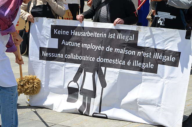 Transparent «Keine Hausarbeiterin ist illegal» beim Appell an den Bundesrat für eine rasche Umsetzung des IAO-Abkommens «Menschenwürdige Arbeit für Hausangestellte»