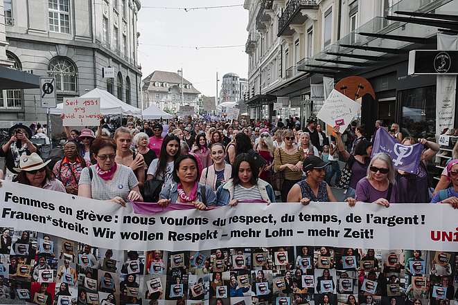 Frauenstreik 2019 in Biel, Demo mit Transparent Respekt, mehr Lohn, mehr Zeit