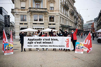 Azione «Aggiornamento delle professioni essenziali ora» a Bienne. Nove attivisti con lo striscione.