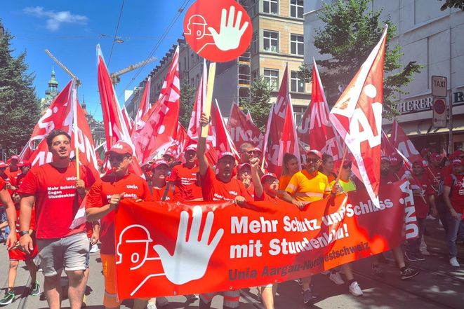 Über 15'000 kämpferische Bauarbeiter demonstrieren in Zürich