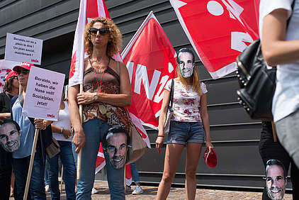 L'azione di Unia davanti alla sede centrale di OVS in Italia