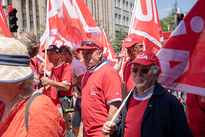 [Translate to Italiano:] Bauarbeiter demonstrieren für die Rente mit 60. 