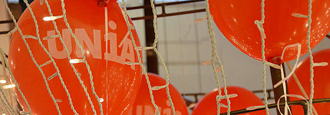 Unia-Ballone werden in einem Netz aufgefangen