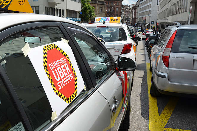 Taxi mit Aufschrift: Dumping-Uber stoppen