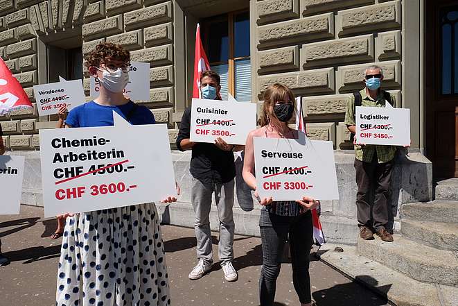 Una ventina di sindacalisti manifestano davanti alla Cancelleria federale a Berna.