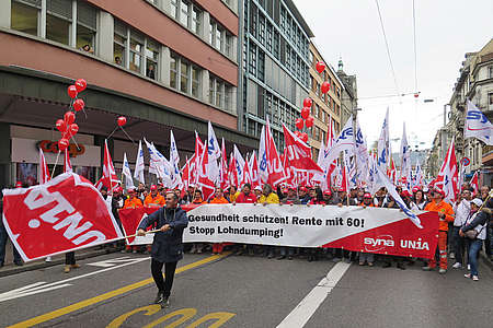 Die 4000 Bauarbeiter ziehen durch die Innenstadt von Zürich