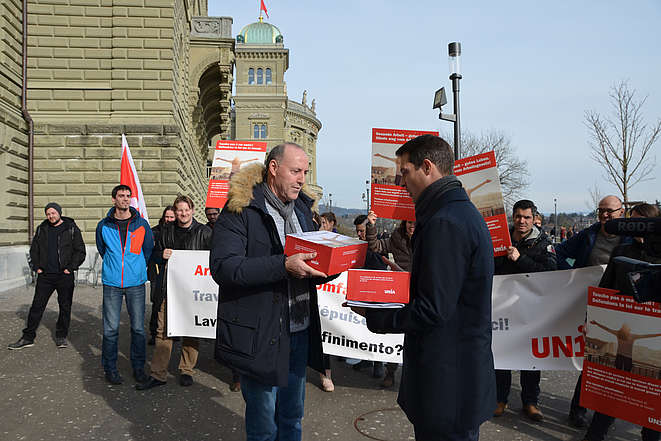 Übergabe der 1‘280 Protestkarten an Nationalrat Thierry Burkart (FDP, AG) 