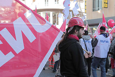 500 Bauarbeiter versammelten sich in Neuchâtel, um für ihr Rente zu kämpfen.