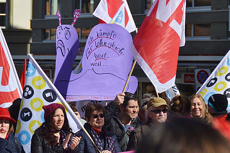 Kundgebung mit über 1000 Frauen und solidarischen Männern in Bern