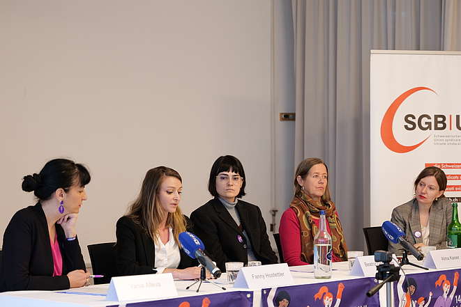 An der Medienkonferenz des SGB zu den Frauenlöhnen erzählen Betroffene von ihrer Situation.
