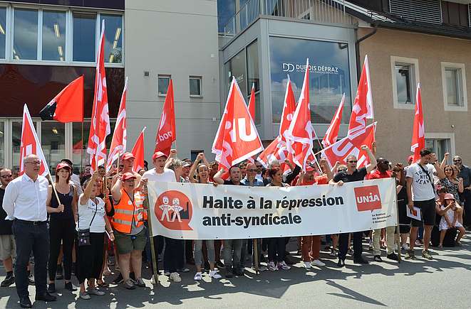 Manifestation avec drapeaux d'Unia avec Pierre-Yves Maillard (à gauche)