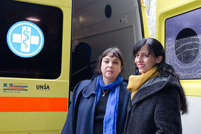 Rita Schiavi (l.) und Vania Alleva (r.) vor dem Krankwagen