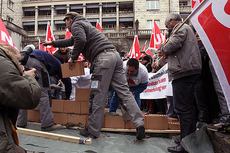 Nach der Versammlung protestierten die Bauarbeiter vor dem Hauptsitz des SBV und mauerten den Eingang zu. Bild: ®Neil Labrador