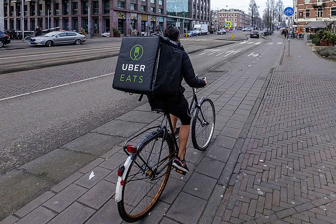 Un courrier Uber Eats à vélo
