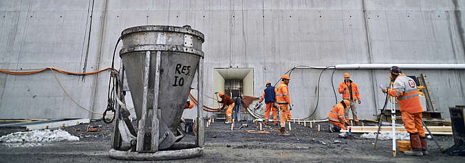 Bauarbeiter auf der Baustelle der Staumauer Muttsee