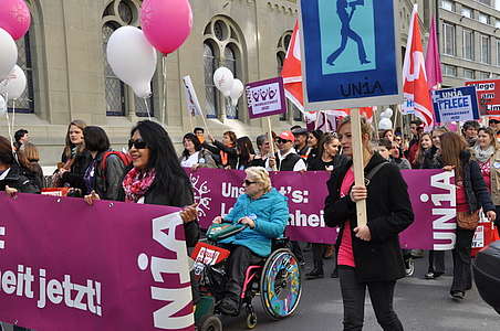 Oltre 12 000 persone – un enorme corteo formato non solo da donne, ma anche da numerosi uomini e bambini – hanno manifestato a Berna per la parità salariale.