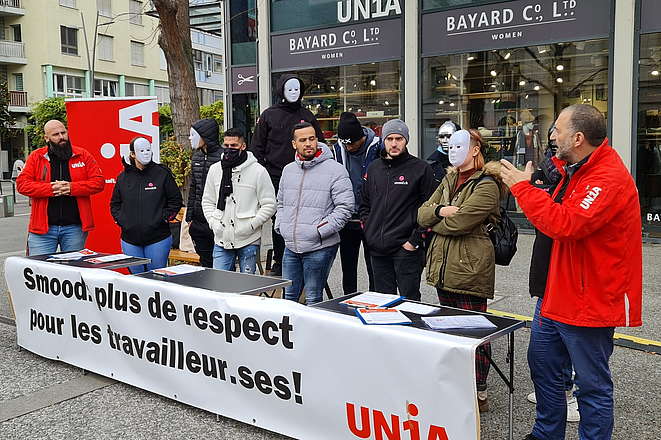 Des employé-e-s de Smood et des syndicalistes d'Unia à un stand