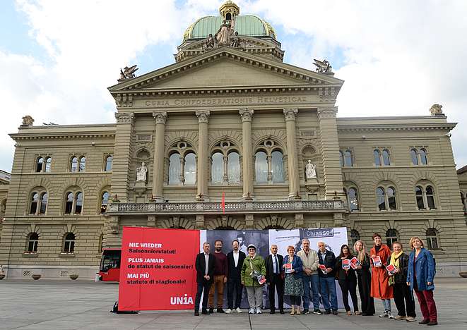 Attiviste e attivisti in piazza federale a Berna