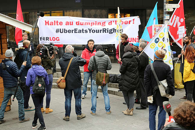Azione di protesta a Ginevra contro le condizioni di impiego dei dipendenti di Uber Eats