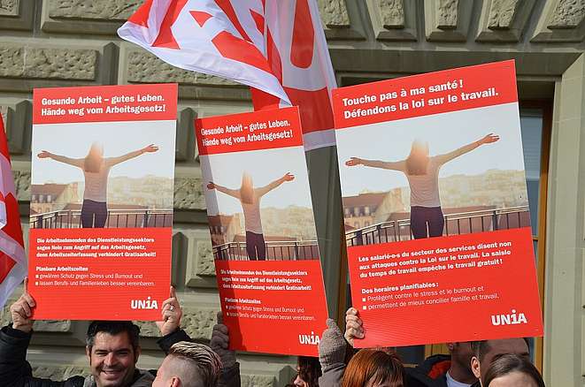 Remise de la pétition du secteur tertiaire d'Unia contre les attaques contre la loi sur le travail