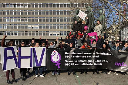 Unia-Aktivistinnen bei einer Aktion mit Transparent zum internationalen Tag der Frauenrechte