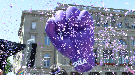 Riesige violette Ballon-Faust am 14. Juni 2023 auf dem Bundesplatz in Bern (weisse Aufschrift am Handgelenk: Unia)