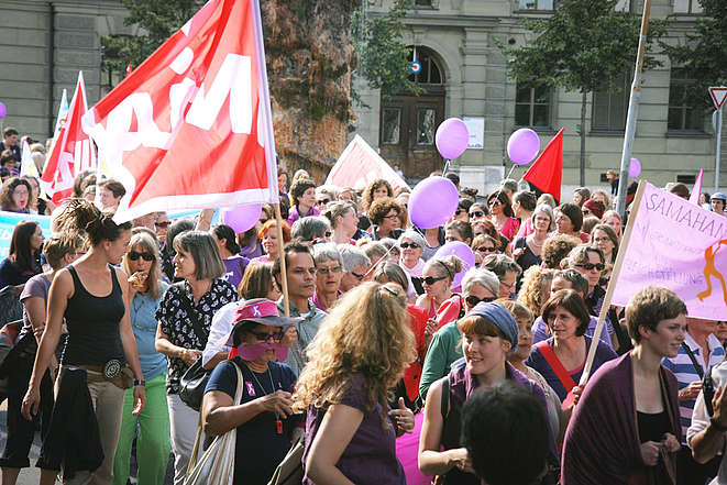 Manifestation de femmes avec des pancartes