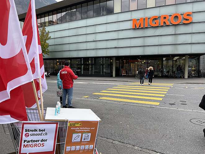 Unia-Sammlung für die Smood-Streik-Petition vor einer Migros-Filiale in Chur