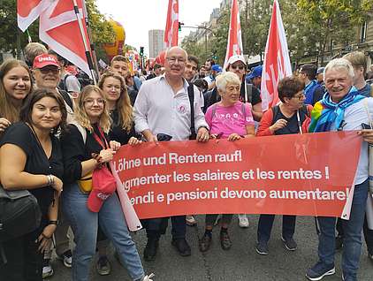 Des gens derrière une banderole à Paris