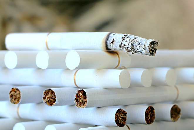 Symbolbild mit brennender Zigarette