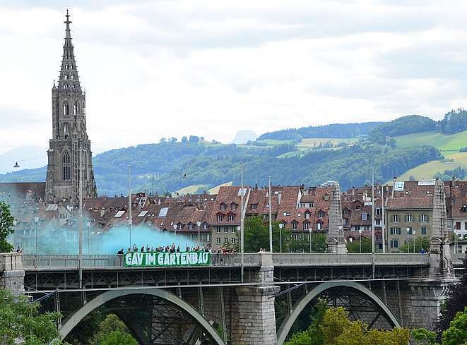 Transparent an einer Brücke in Bern für einen GAV im Gartenbau