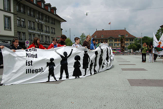 Kinder mit Transparent "Kein Kind ist illegal" auf dem Waisenhausplatz in Bern