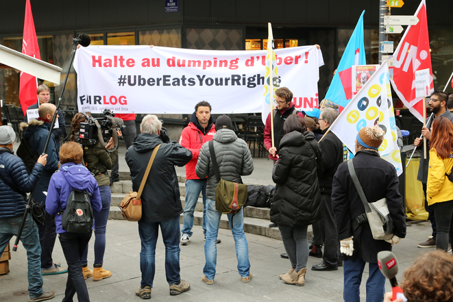 Protest von Unia und Fairlog vor McDonald's in Genf  gegen die Anstellungsbedingungen von Uber-Eats-Kurier/innen.