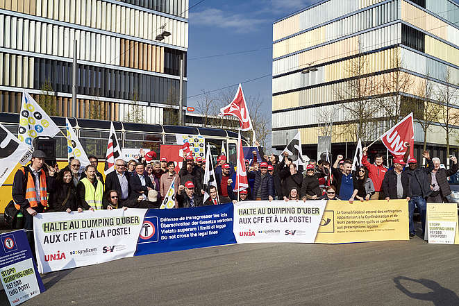 Protestations d'Unia, syndicom et SEV aux sièges des CFF et de la Poste