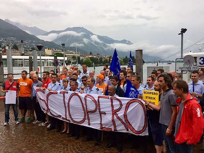 I dipendenti della Navigazione Lago Maggiore con banderole «Sciopero»