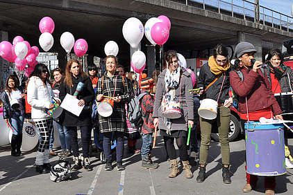 Frauen mit Trommeln und Ballonen