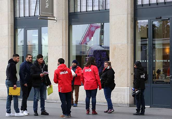L’azione di protesta di fronte al negozio Nespresso di Place St François