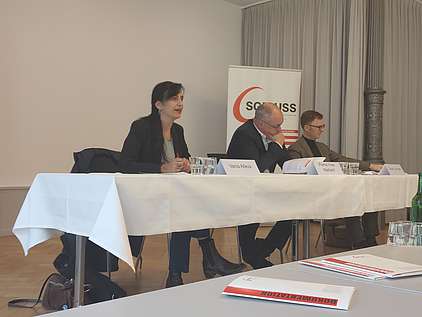 Unia-Präsidentin Vania Alleva, SGB-Präsident Pierre-Yves Maillard und SGB-Ökonom Daniel Lampart an der Medienkonferenz zur sinkenden Kaufkraft.