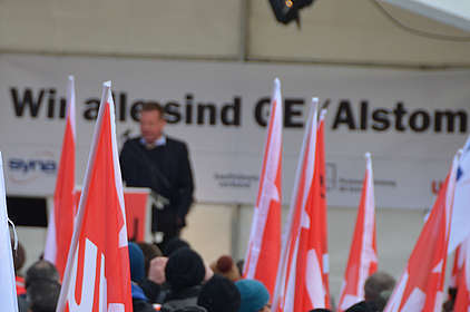 Manifestation à Baden (AG): Les salariés et la population se défendent contre les 1300 emplois menacés chez General Electric
