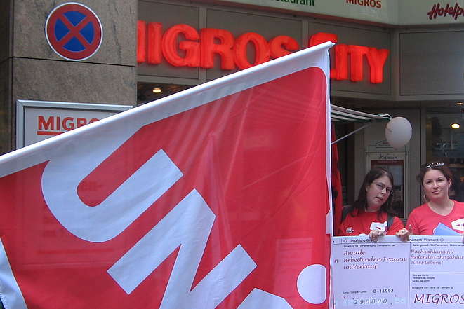 Ein Unia-Demo vor einer Migros-Filiale