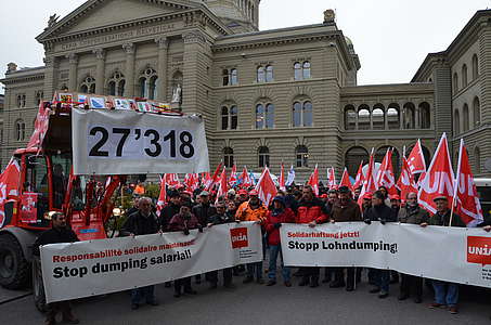 Dépôt de la pétition nationale contre le dumping salarial sur les chantiers, Berne, novembre 2012